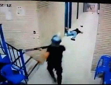 Παραγουάη: Aστυνομικός πυροβολεί 25χρονο διαδηλωτή (φωτό, βίντεο)